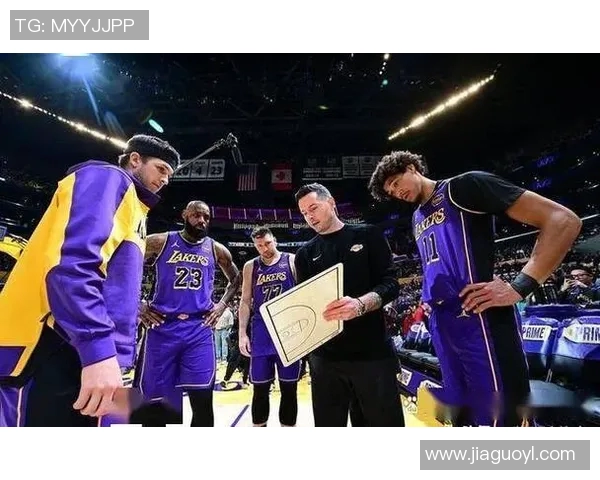 勇士与湖人激战正酣NBA季后赛精彩对决引发球迷热议