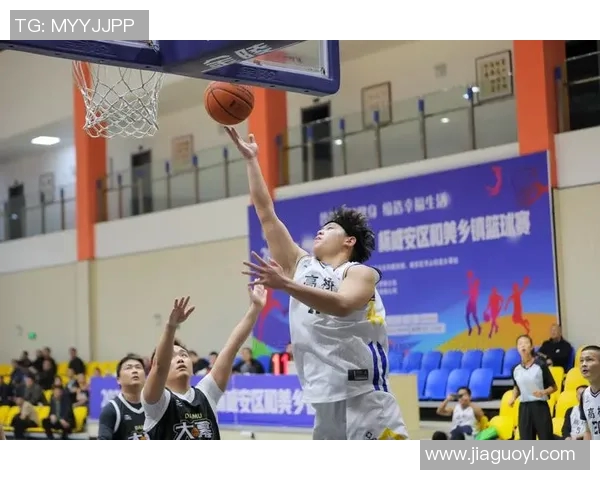 广州与辽宁篮球赛激战正酣球迷热情高涨期待精彩对决